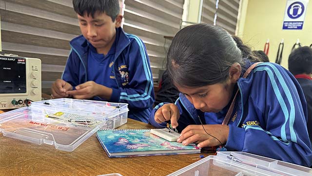 Entregamos  kits de electrónica para reforzar aprendizajes básicos